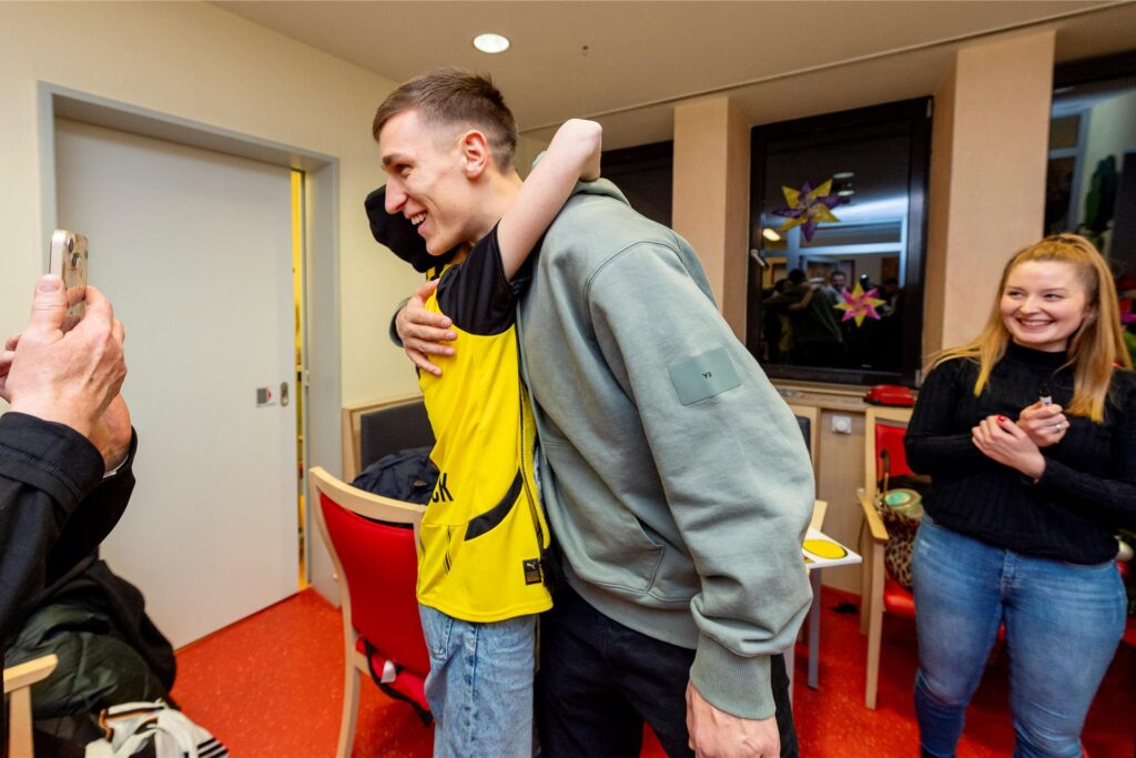 BVB-Profis zu Besuch in der Kinderklinik.