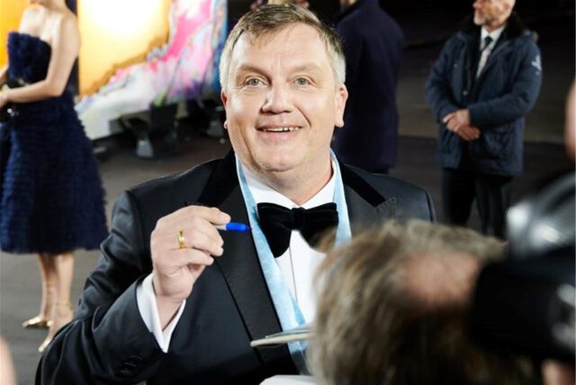 Hape Kerkeling, Entertainer, Komiker, Autor und Schauspieler, signiert seinen Fans Autogramme während er zur Gala und Preisverleihung „Men of the Year“ des Magazins GQ 2019 in die Komische Oper in Berlin kommt.
