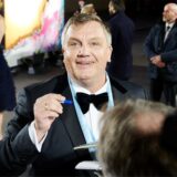Hape Kerkeling, Entertainer, Komiker, Autor und Schauspieler, signiert seinen Fans Autogramme während er zur Gala und Preisverleihung „Men of the Year“ des Magazins GQ 2019 in die Komische Oper in Berlin kommt.