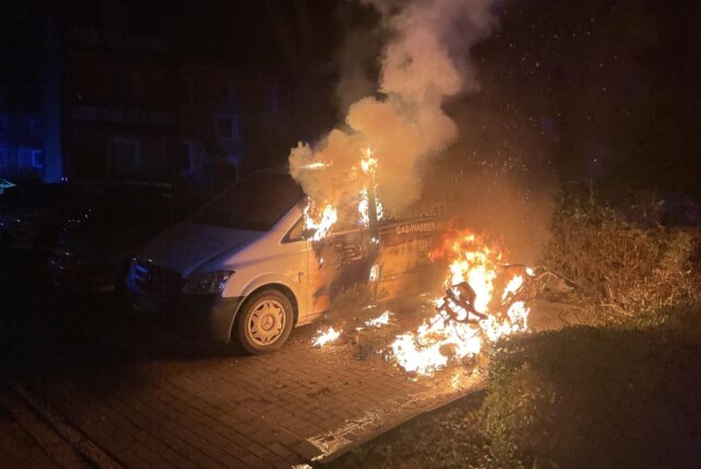 Zwei Fahrzeuge stehen in Dortmund-Hombruch Flammen