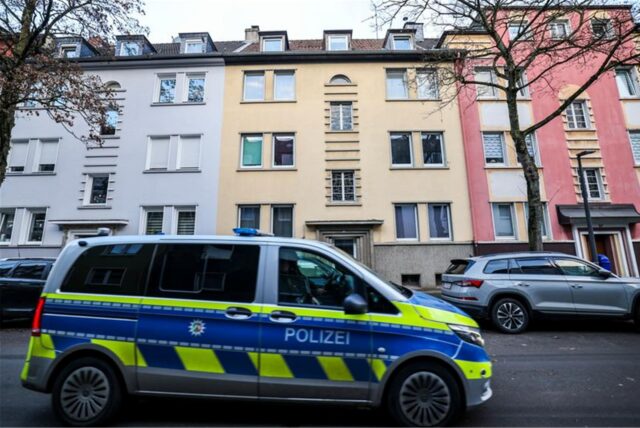 Ein Polizeiauto fährt durch eine Straße in Gelsenkirchen, in der es am Morgen zu einem Polizeieinsatz im Zusammenhang mit der Razzia gegen ein Schleuser-Netzwerk kam.