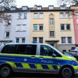 Ein Polizeiauto fährt durch eine Straße in Gelsenkirchen, in der es am Morgen zu einem Polizeieinsatz im Zusammenhang mit der Razzia gegen ein Schleuser-Netzwerk kam.