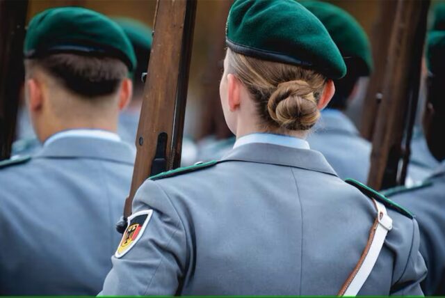 Soldatinnen und Soldaten im Rahmen eines Empfangs im Bundesministerium der Verteidigung.