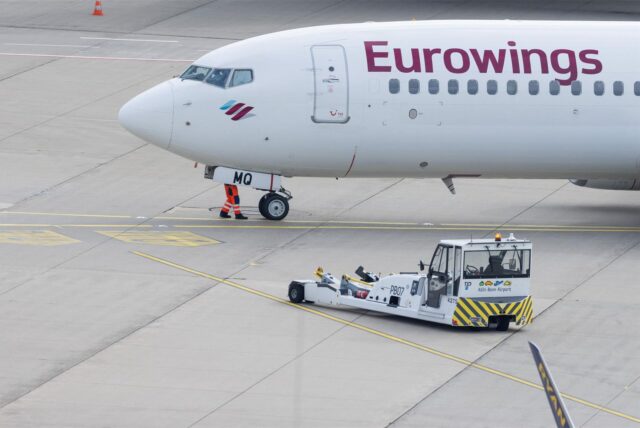 Flugzeug von Eurowings auf dem Rollfeld.
