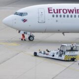Flugzeug von Eurowings auf dem Rollfeld.