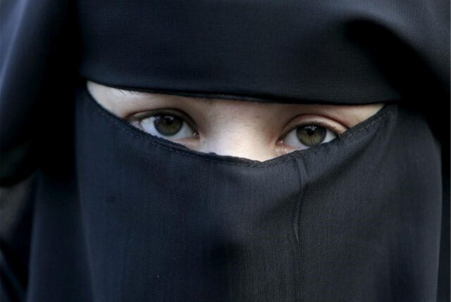 Eine Frau trägt bei einer Demonstration gegen das Verbot einer Vollverschleierung eine Burka.