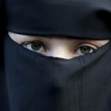 Eine Frau trägt bei einer Demonstration gegen das Verbot einer Vollverschleierung eine Burka.