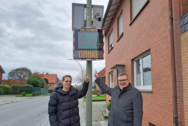 Bürgermeister Thomas Stohldreier (rechts) und Daniel Krüger zeigen auf eine „Smiley-Anzeige“.