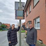 Bürgermeister Thomas Stohldreier (rechts) und Daniel Krüger zeigen auf eine „Smiley-Anzeige“.