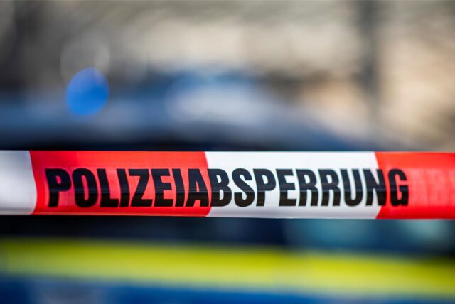 Polizeiabsperrung steht auf einem Band
