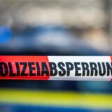 Polizeiabsperrung steht auf einem Band