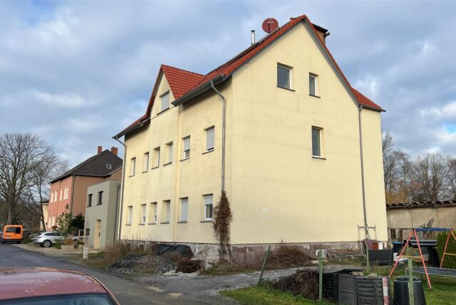 Äußerlich ein geräumig wirkendes Haus, dem man sein Baualter nicht unbedingt ansieht. Doch weil Aus- und Umbauten erfolgt sind, für die es keine Genehmigung von der Bauverwaltung gibt, könnte es bei dem Objekt auf einen Abriss hinauslaufen.