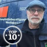 Sprengmeister mit Zünder von Blindgänger, der an Westfalenpark Dortmund entschärft wurde.