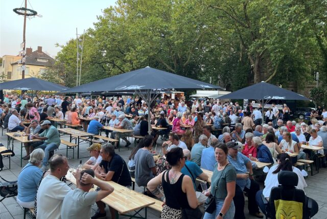 Ein Fest der Gemeinde Holzwickede unter freiem Himmel.