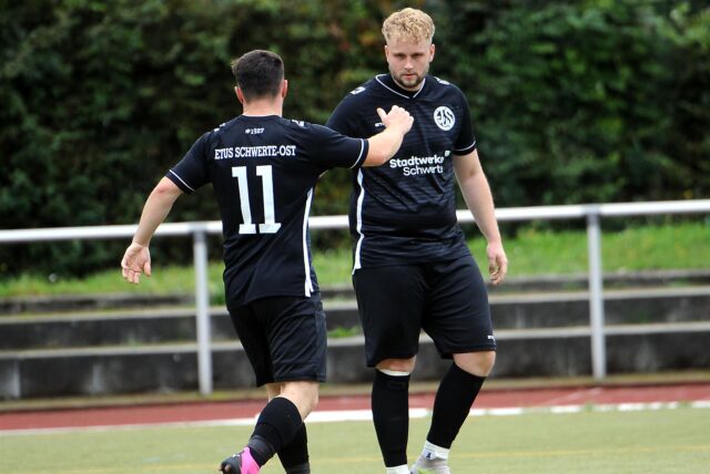 Justin Felgner klatscht mit einem Mitspieler ab.
