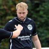Justin Felgner klatscht mit einem Mitspieler ab.
