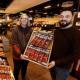 Annika Littau und Ugur Bayoglu halten einen Karton mit Tomaten in die Kamera.