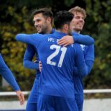 Spieler vom VfL Schwerte liegen sich in den Armen.