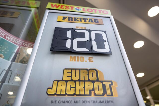 120 Millionen Euro im Eurojackpot steht auf einer Tafel vor einer Lotto-Annahmestelle