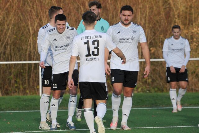 Spieler vom SC Hennen klatschen sich ab.