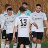 Spieler vom SC Hennen klatschen sich ab.