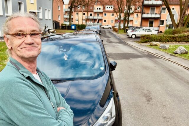 Anwohner steht an der Marienbader Straße.