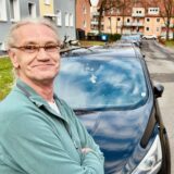 Anwohner steht an der Marienbader Straße.
