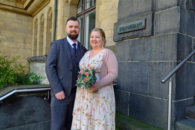 Die Eheleute Christina Kreuzer und Tommy Nowak nach ihrer Trauung vor dem Rathaus in Recklinghausen