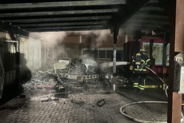 Trümmer des verbrannten Anhängers am Vereinsheim des SV Körne in Dortmund
