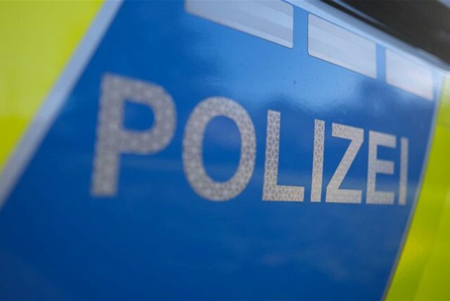 Das Logo der Polizei ist auf einem Einsatzfahrzeug der Polizei angebracht.