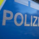 Das Logo der Polizei ist auf einem Einsatzfahrzeug der Polizei angebracht.