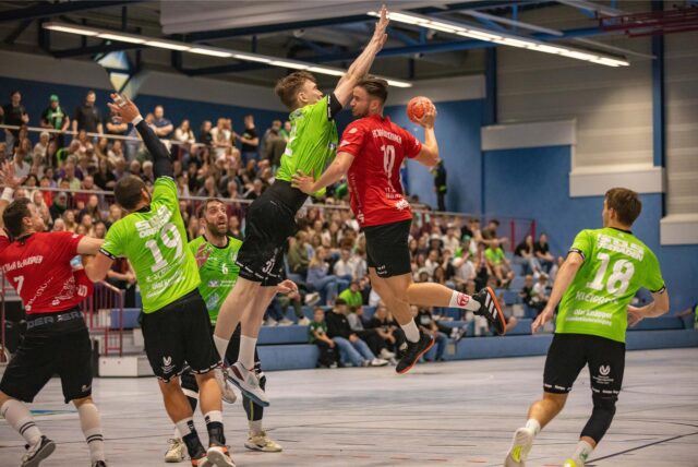 Louis Hesse (am Ball) ist zurzeit gut drauf: In den vergangenen drei Spielen traf er 27 Mal für den HC TuRa Bergkamen. Am Freitag kommt es nun zum Derby gegen den SuS Oberaden.