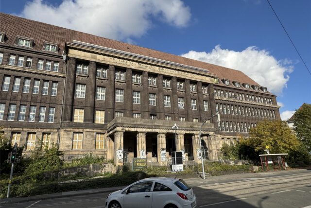 Der Monumentalbau an der Rheinischen Straße steht seit vielen Jahren mehr und musste bereits vor Vandalismus geschützt werden.