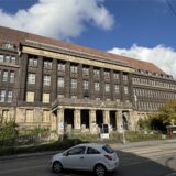 Der Monumentalbau an der Rheinischen Straße steht seit vielen Jahren mehr und musste bereits vor Vandalismus geschützt werden.