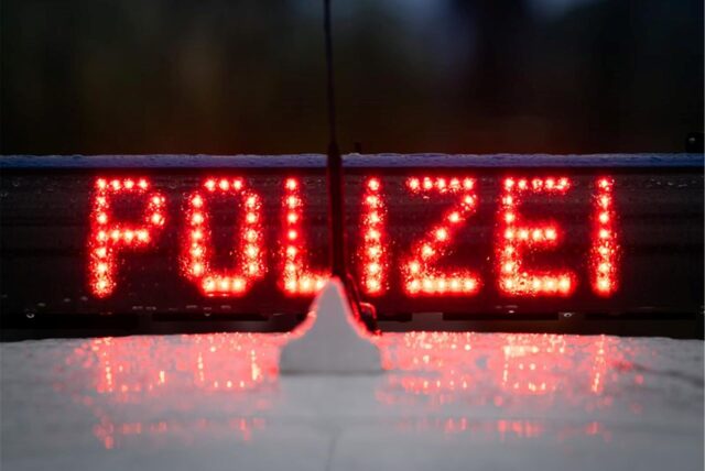 Der Schriftzug «Polizei», aufgenommen während einer Verkehrskontrolle