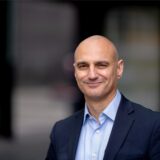 Porträt von Alexander Omar Kalouti vor unscharfem Hintergrund