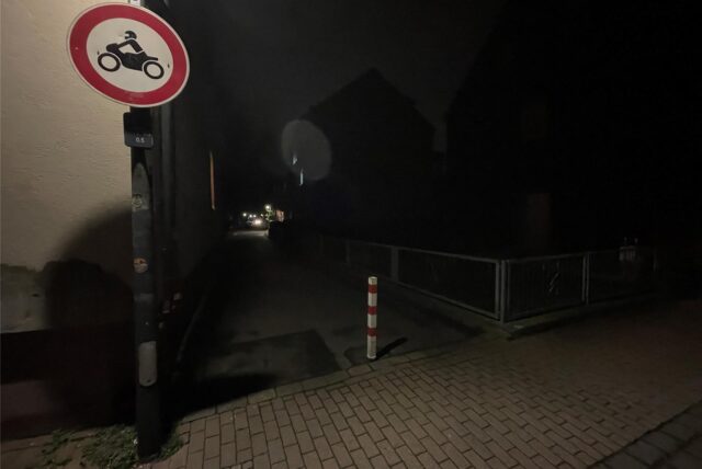 Auf dem Bild sieht man eine dunkle Gasse zwischen Kamener Innenstadt und Seseke.