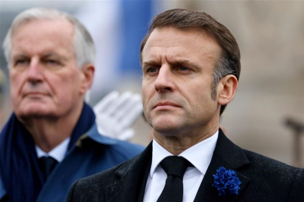 Der französische Präsident Emmanuel Macron (r) und Premierminister Michel Barnier stehen während der Gedenkfeierlichkeiten zum 106. Jahrestag des Waffenstillstands vom 11. November 1918, der den Ersten Weltkrieg beendete, am Arc de Triomphe stramm. Der französische Präsident Emmanuel Macron (r) und Premierminister Michel Barnier stehen während der Gedenkfeierlichkeiten zum 106. Jahrestag des Waffenstillstands vom 11. November 1918, der den Ersten Weltkrieg beendete, am Arc de Triomphe stramm.
