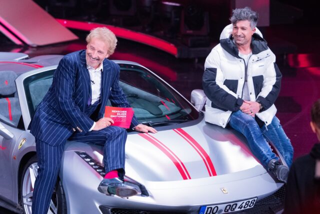 Thomas Gottschalk (l.) und Lotto-Millionär Kürsat „Chico“ Yildirim sitzen auf einem Ferrari beim RTL-Jahresrückblick „Menschen, Bilder, Emotionen 2022“ im Studio.