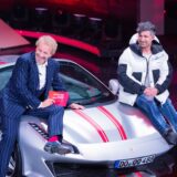 Thomas Gottschalk (l.) und Lotto-Millionär Kürsat „Chico“ Yildirim sitzen auf einem Ferrari beim RTL-Jahresrückblick „Menschen, Bilder, Emotionen 2022“ im Studio.