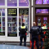 Polizisten und Mitarbeiter des städtischen Ordnungsamtes stehen vor „Barry Harry‘s Kiosk“ in Kamen