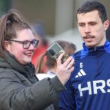 03.12.2024, Fussball, Saison 2024/2025, 2. Bundesliga, Training FC Schalke 04, Ron Schallenberg (FC Schalke 04) macht Fotos mit einem Fan