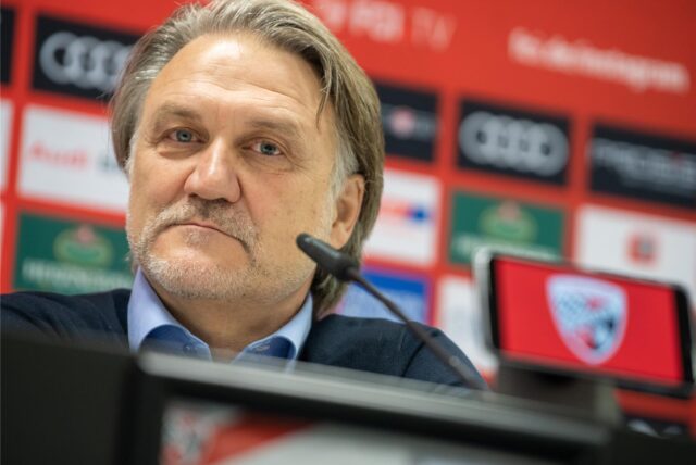 Fußball, 2. Bundesliga: Ingolstadts Geschäftsführer Dietmar Beiersdorfer stellt auf einer Pressekonferenz den neuen Trainer des FC Ingolstadt vor. +++ dpa-Bildfunk +++