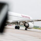 Ein Flugzeug der Fluggesellschaft Lufthansa Eurowings auf dem Vorfeld eines Flughafens