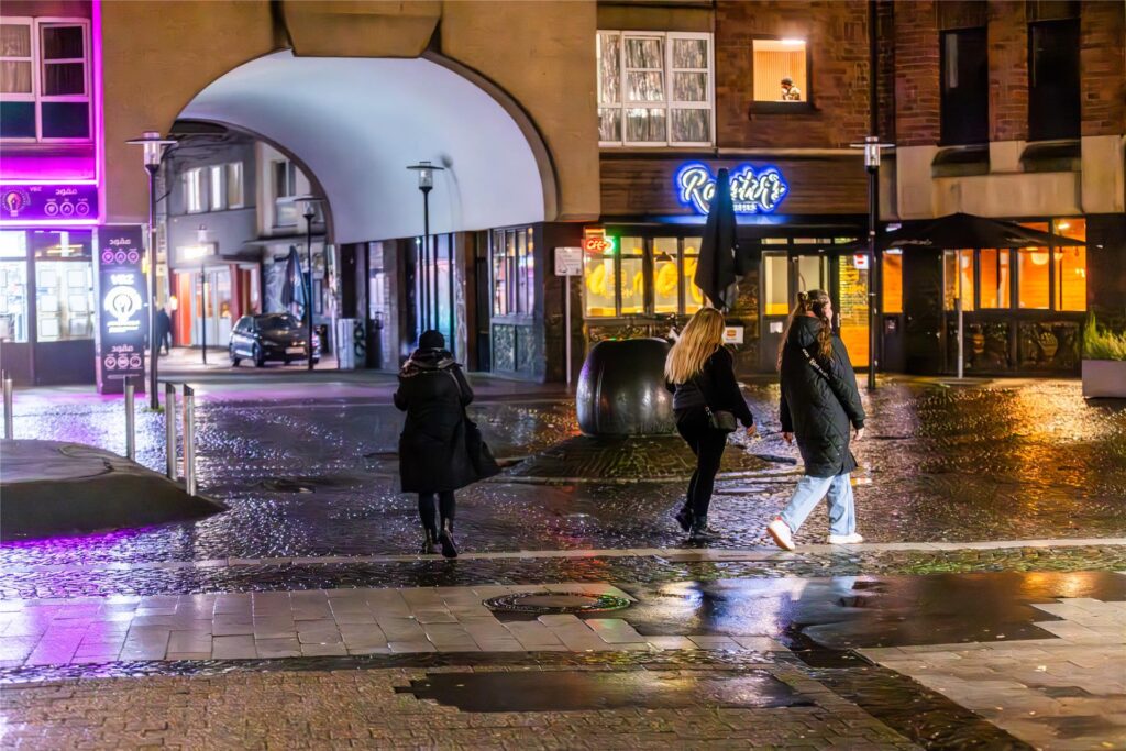 Drei junge Frauen an der Brückstraße in Dortmund. Drei junge Frauen an der Brückstraße in Dortmund.
