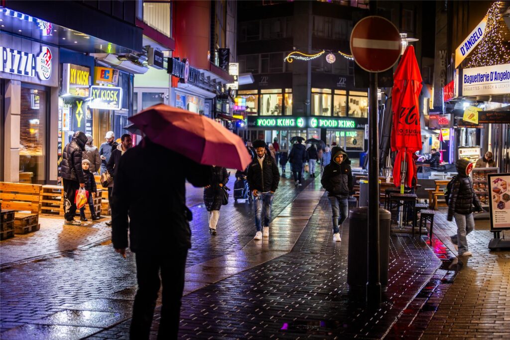 Passanten gehen an der Brückstraße in Dortmund entlang. Passanten gehen an der Brückstraße in Dortmund entlang.