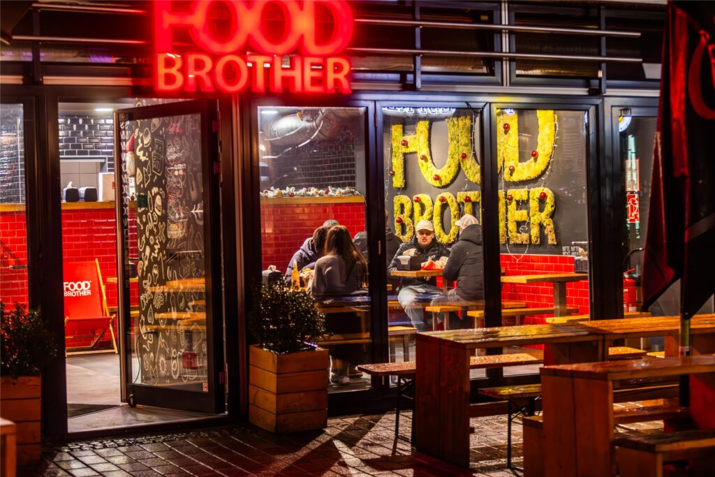 Junge Leute sitzen bei Food Brother an der Brückstraße in Dortmund. Junge Leute sitzen bei Food Brother an der Brückstraße in Dortmund.