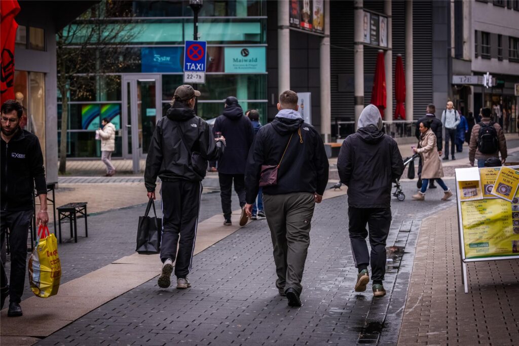 Passanten gehen über die Brückstraße in Dortmund. Passanten gehen über die Brückstraße in Dortmund.