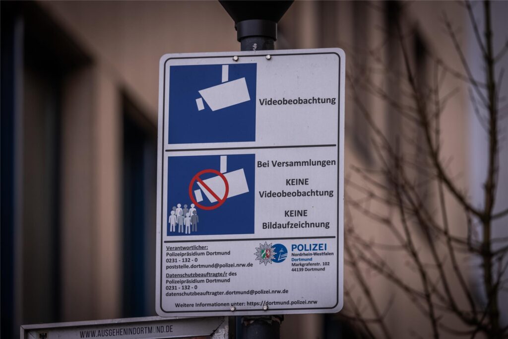Ein Schild weist auf die Videoüberwachung an der Brückstraße in Dortmund hin Ein Schild weist auf die Videoüberwachung an der Brückstraße in Dortmund hin