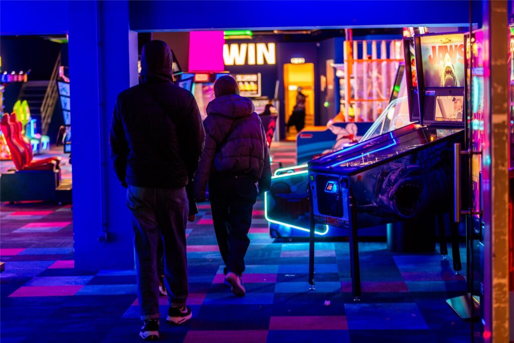 In dieser Spielhalle an der Brückstraße sind in den Abendstunden nicht selten sozialschwache Familien mit ihren minderjährigen Kindern anzutreffen. Das ergaben Stichproben dieser Redaktion. In dieser Spielhalle an der Brückstraße sind in den Abendstunden nicht selten sozialschwache Familien mit ihren minderjährigen Kindern anzutreffen. Das ergaben Stichproben dieser Redaktion.
